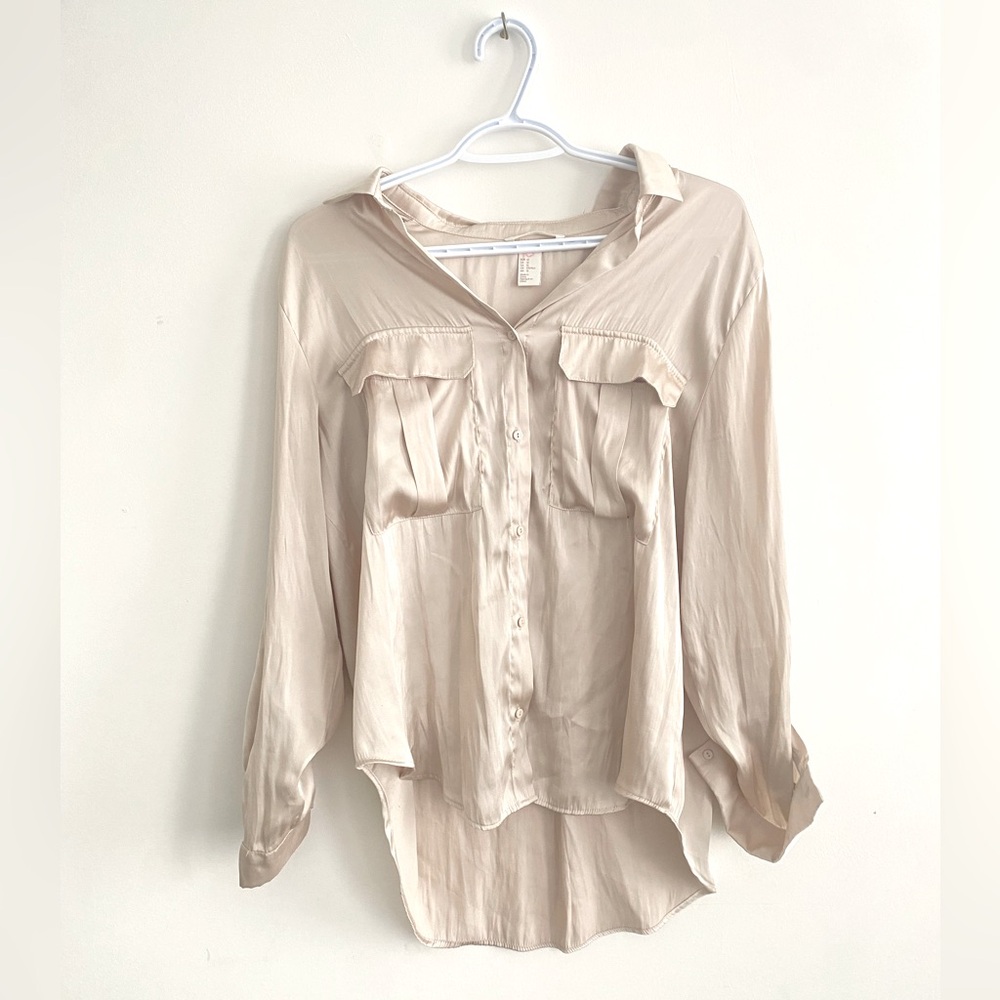 H&M Satin-Like Button Top in Size 12